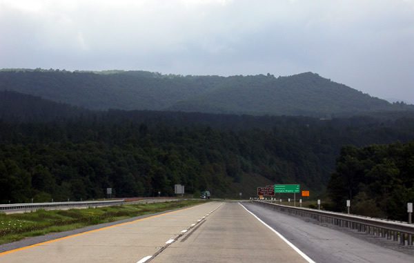 Vehículos en la Interestatal 64 de West Virginia, ruta Charleston-Huntington donde se usan placas temporales