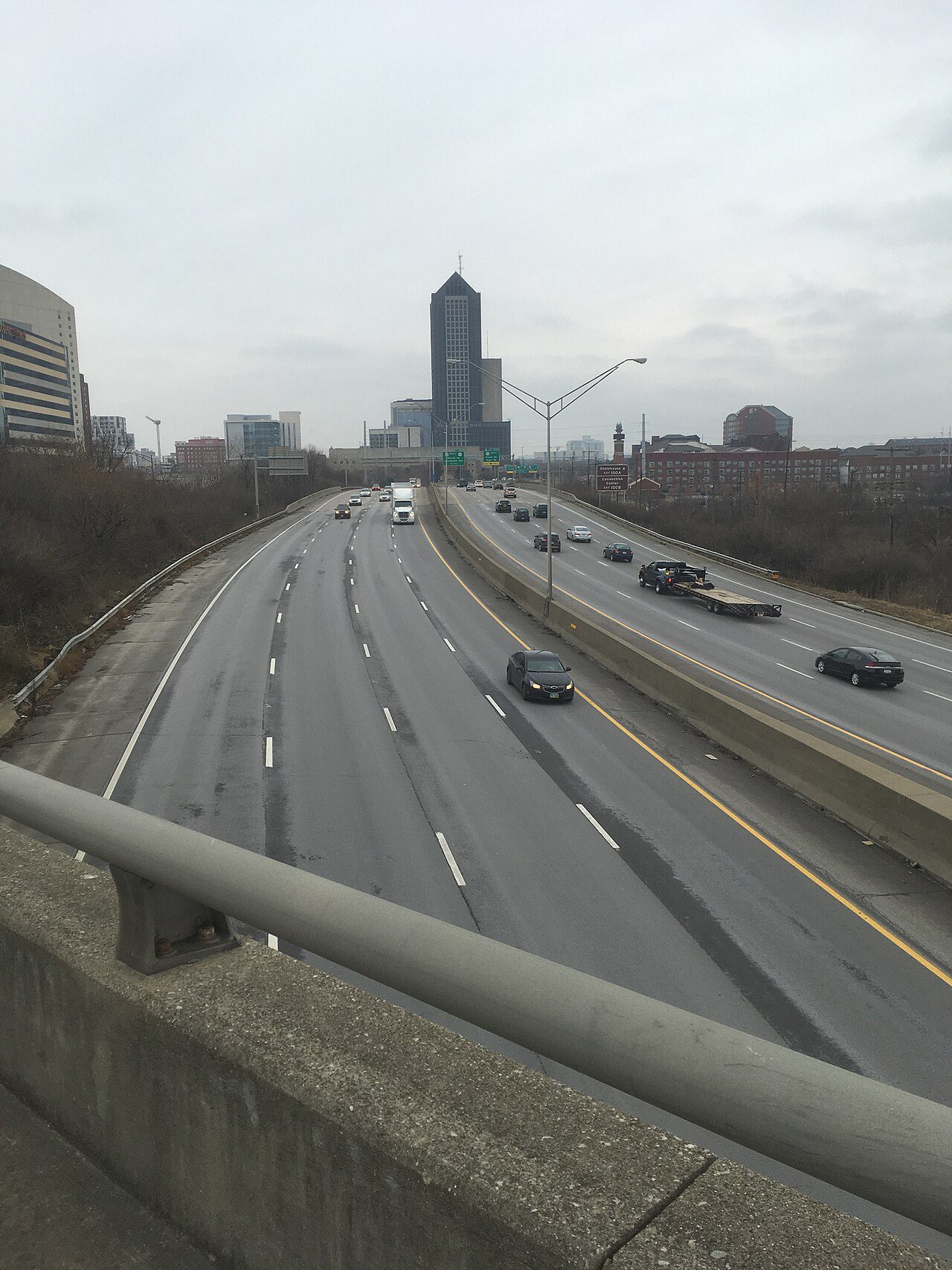 Tráfico en la Interestatal 70 en Columbus, Ohio, donde circulan vehículos con placas temporales