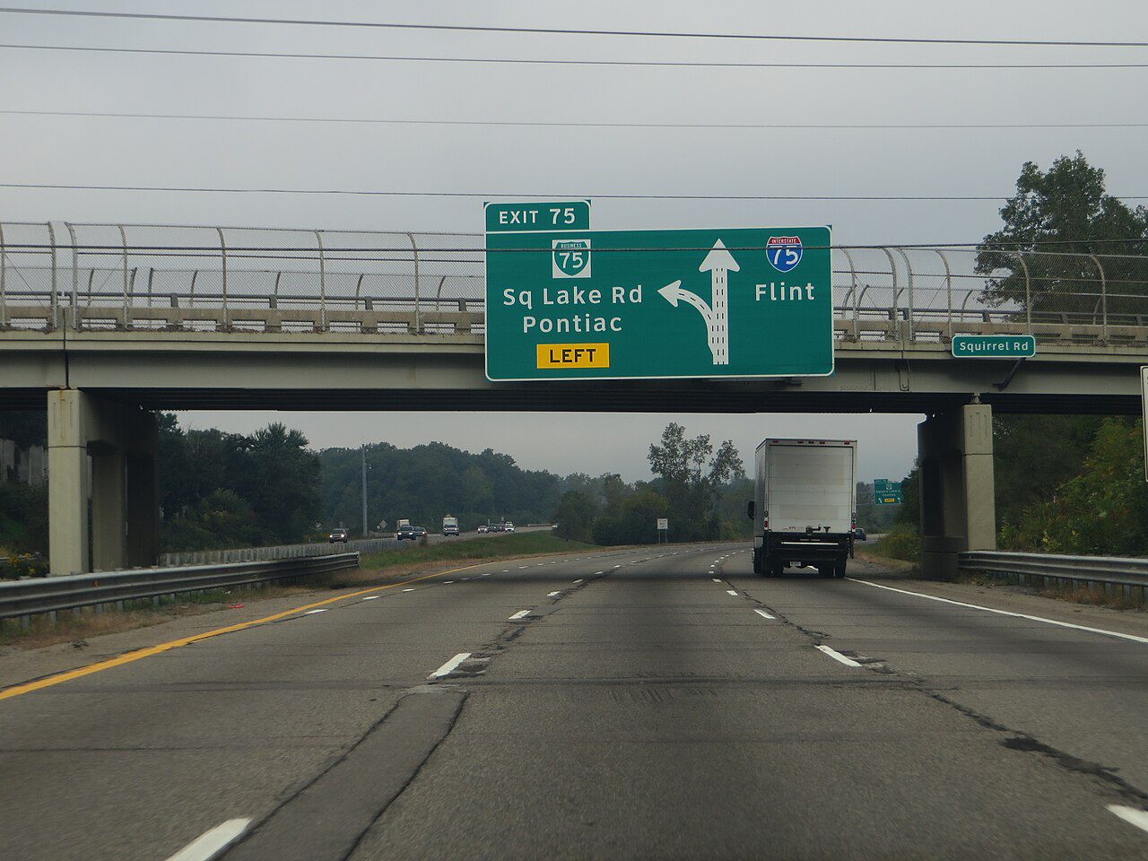Tráfico en la Interestatal 75 de Michigan, corredor de Detroit donde se usan placas temporales