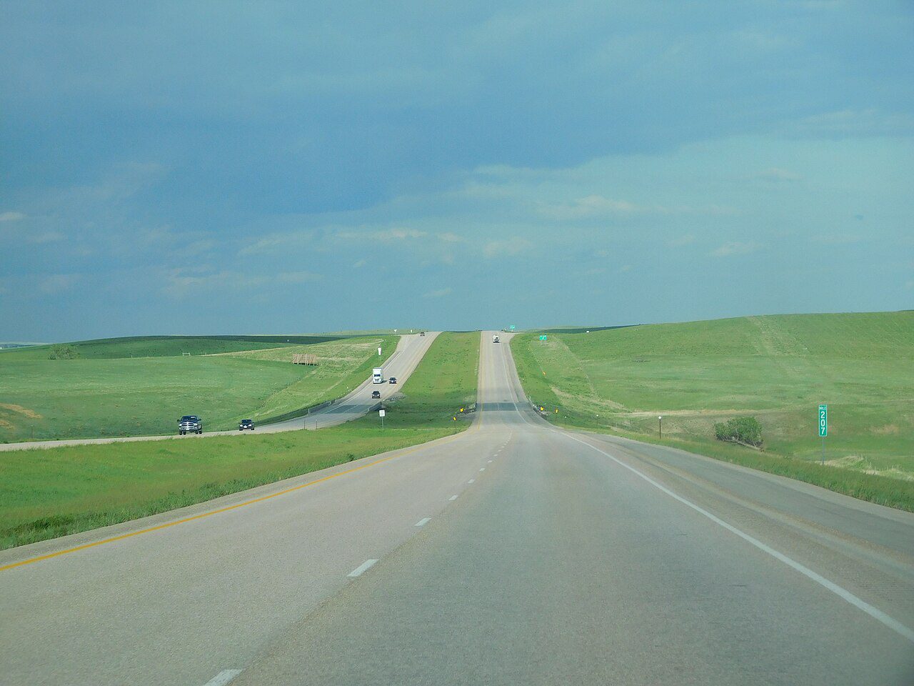 Vehículos en la Interestatal 90 de South Dakota, corredor Sioux Falls-Rapid City donde se usan placas temporales