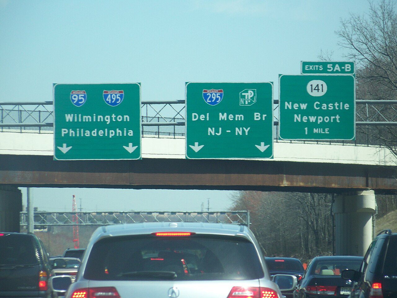 Letreros de la I-95, I-295 e I-495 en Delaware, corredor de Wilmington donde circulan carros con placas temporales
