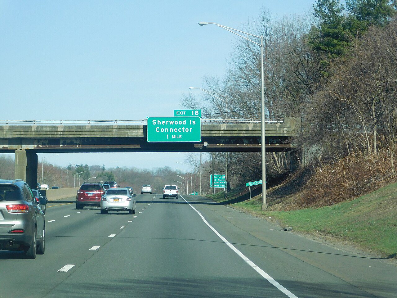 Tráfico en la Interestatal 95 de Connecticut, corredor costero donde circulan vehículos con placas temporales