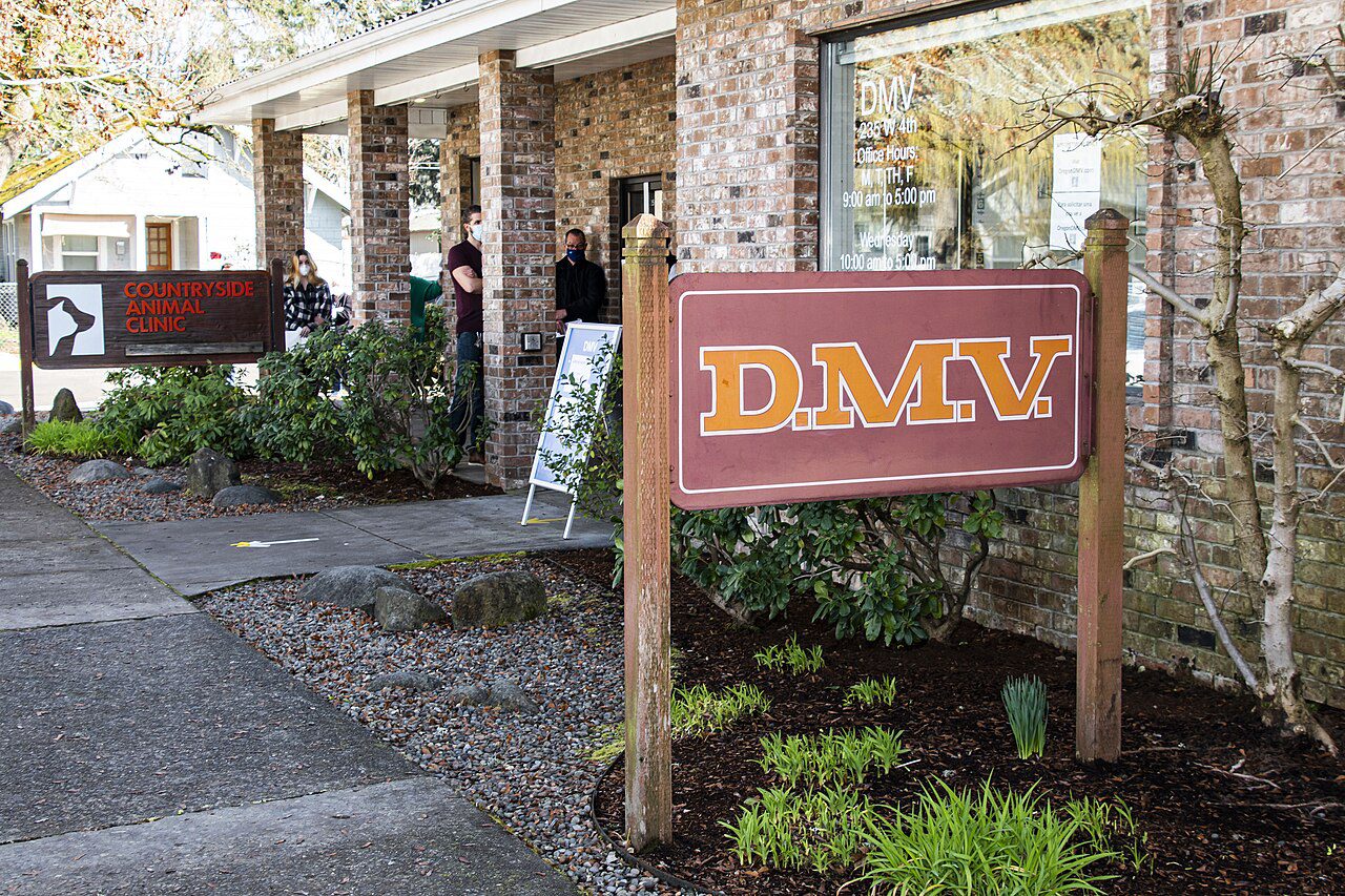 Oficina del DMV de Oregón en Junction City con vehículos estacionados