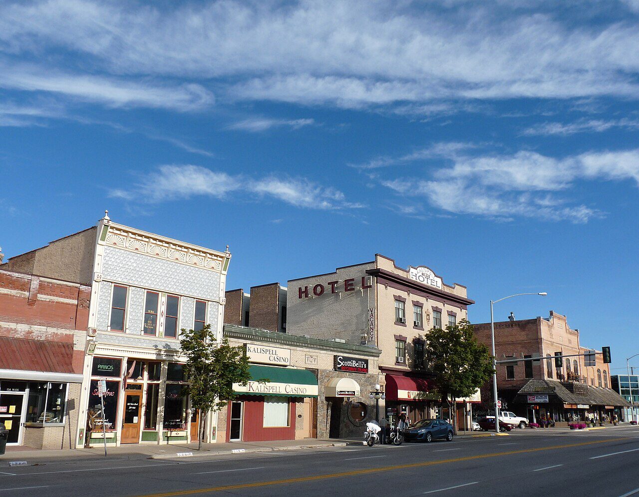 Main Street de Kalispell, Montana, en el valle del Flathead — placas temporales cerca de ti