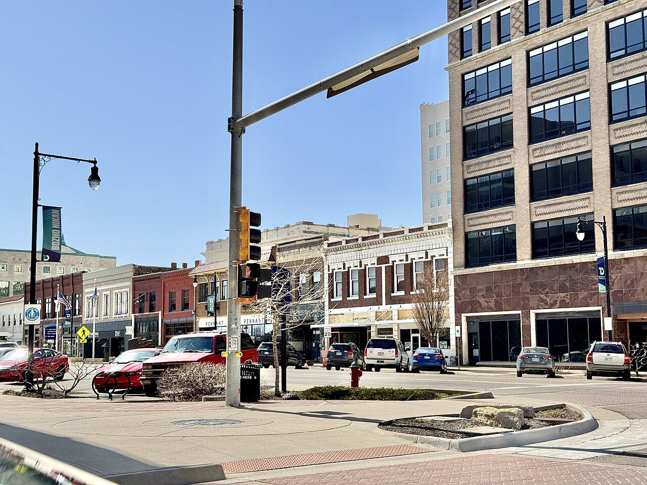 Kansas Avenue en el centro de Topeka, Kansas, con vehículos — placas temporales cerca de ti