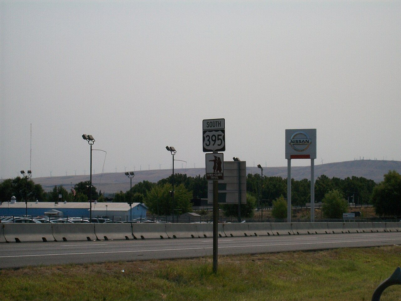 Lewis and Clark Highway con vehículos en Pasco, Washington