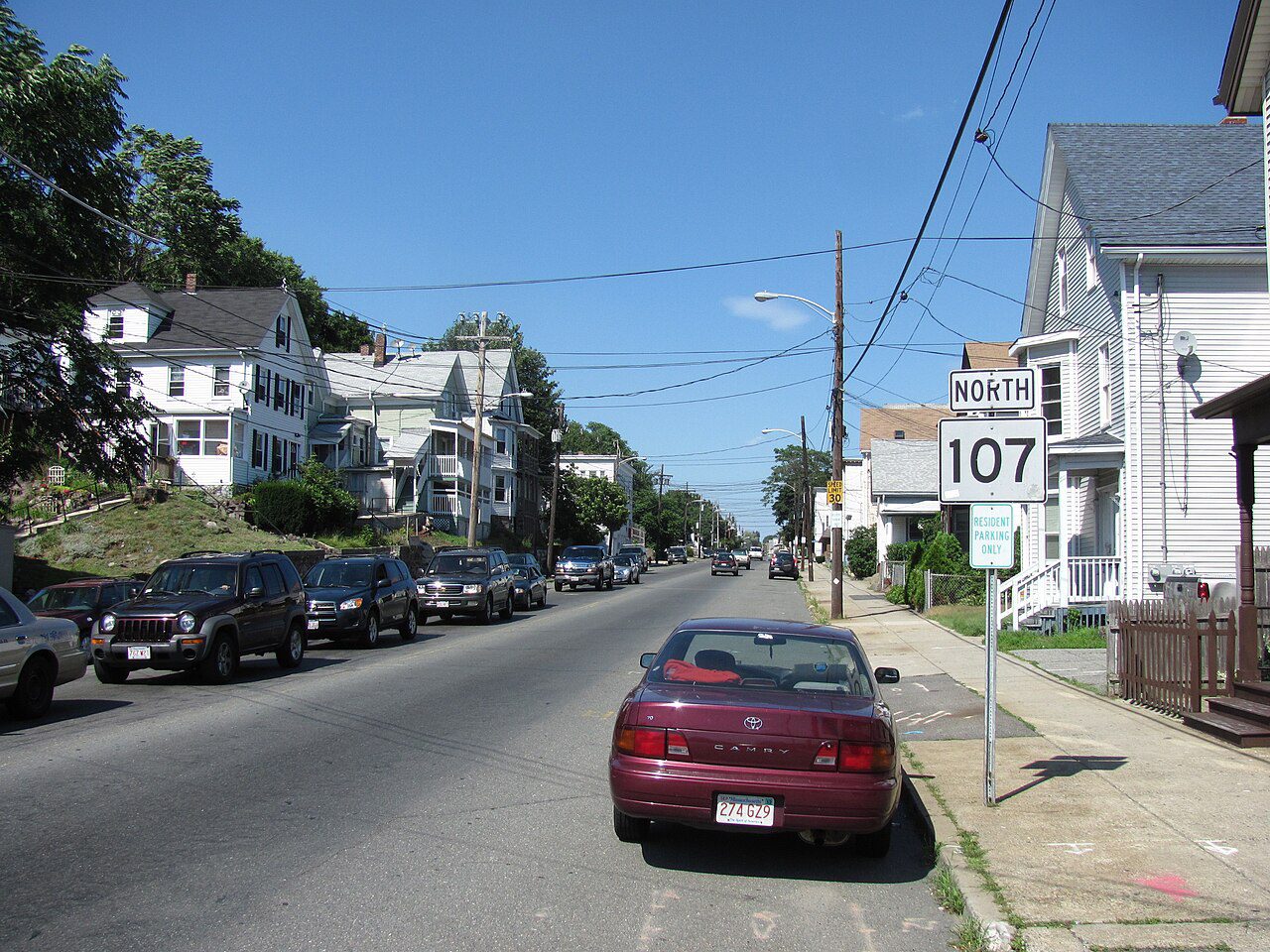 Ruta 107 de Massachusetts con vehículos rumbo norte en Lynn