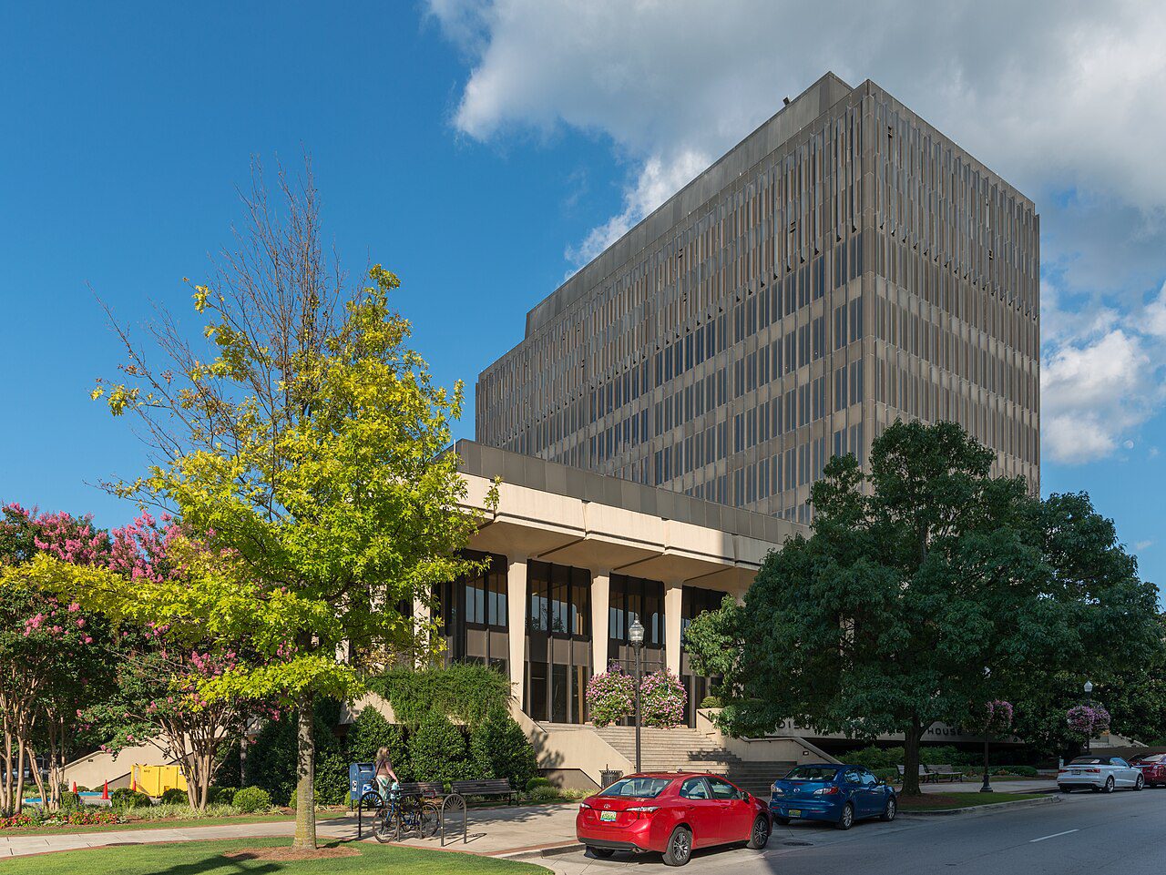 Palacio de justicia del condado de Madison en Huntsville, Alabama, donde el licensing official emite placas temporales de 20 días