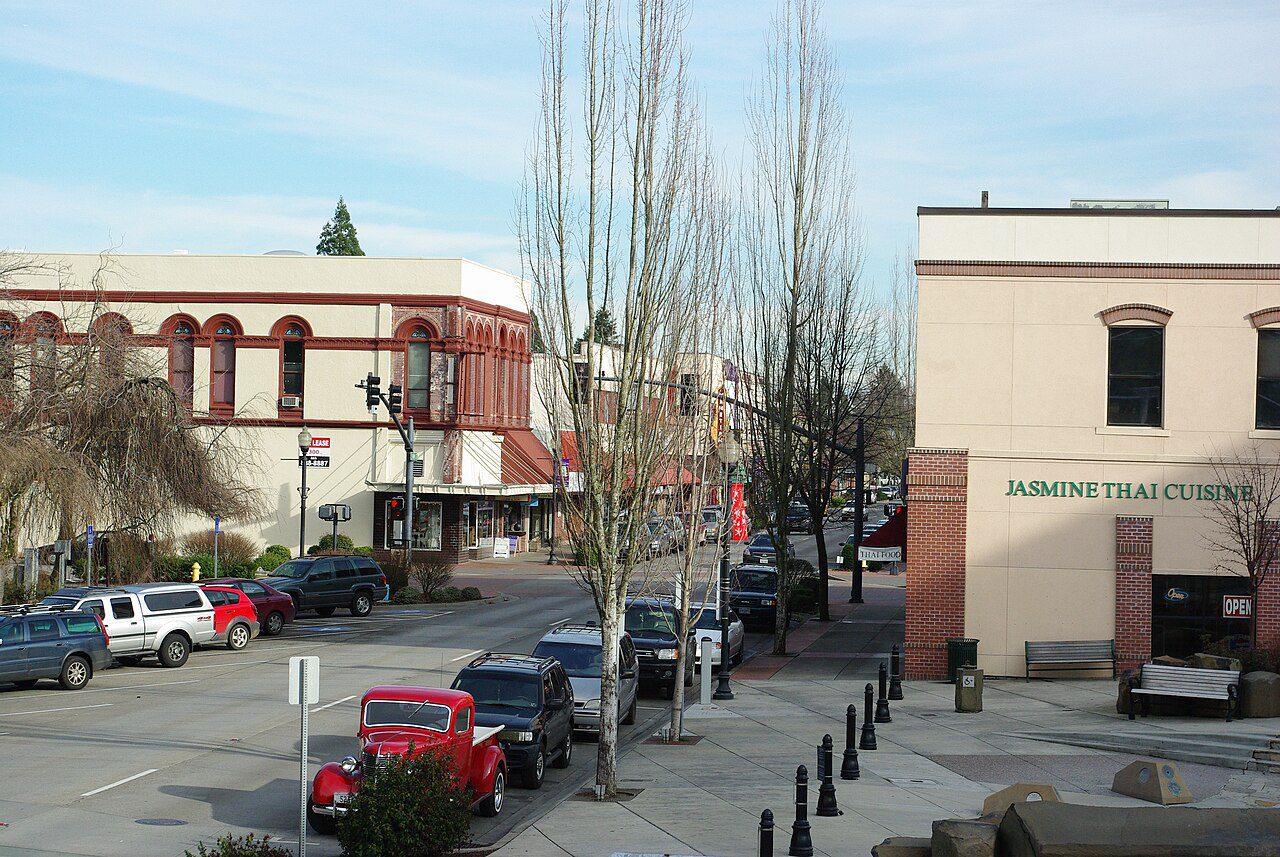 Main Street en el downtown de Hillsboro, Oregon, con comercios y vehículos