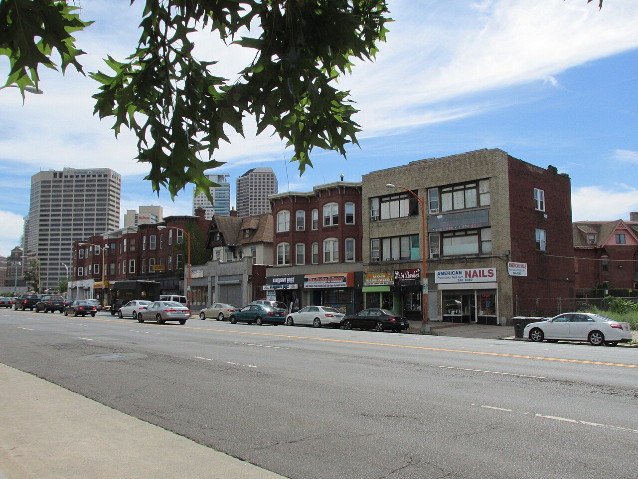 Main Street con vehículos en el Downtown North de Hartford, Connecticut