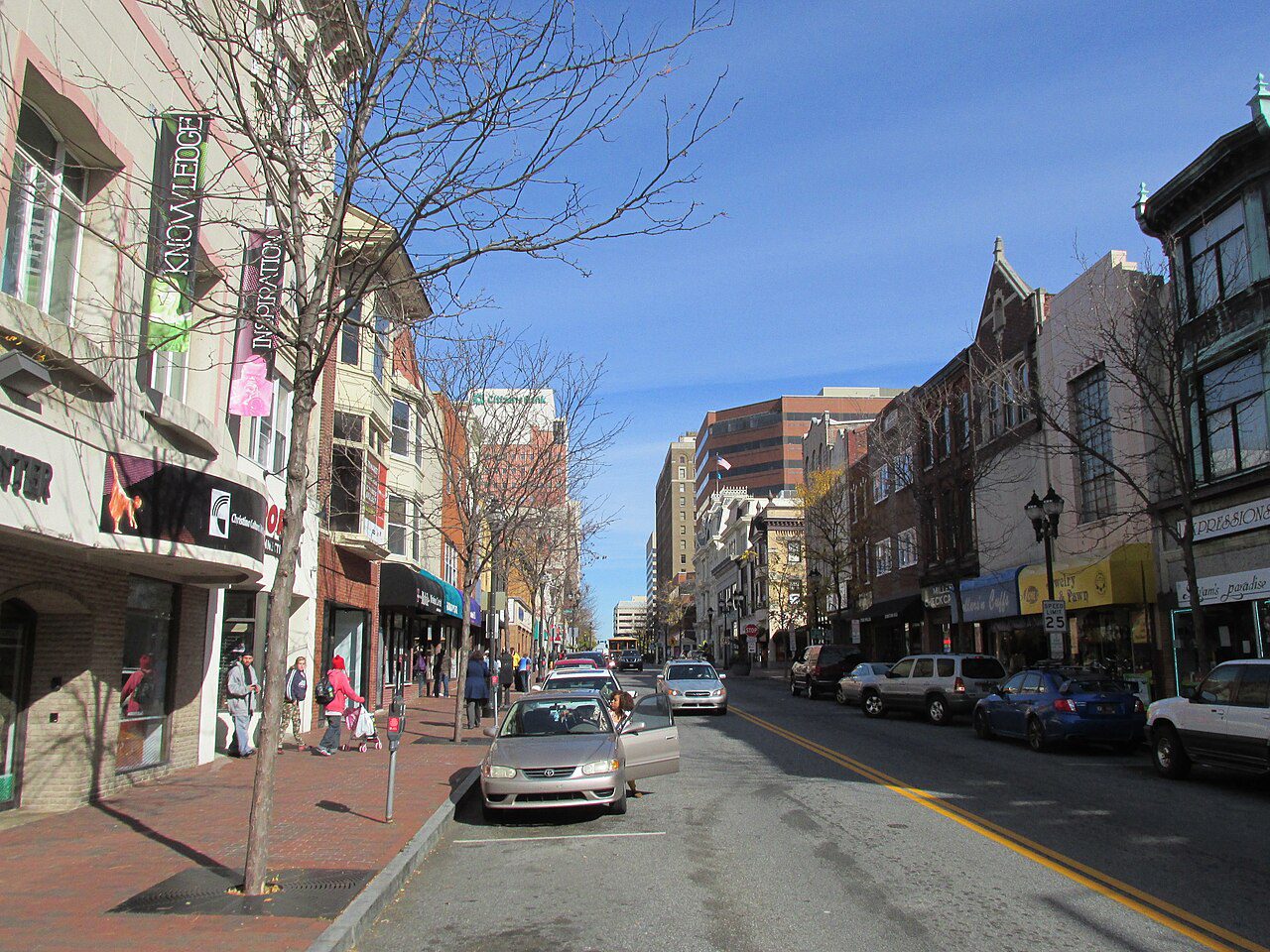 Market Street en el centro de Wilmington, Delaware — placas temporales cerca de ti