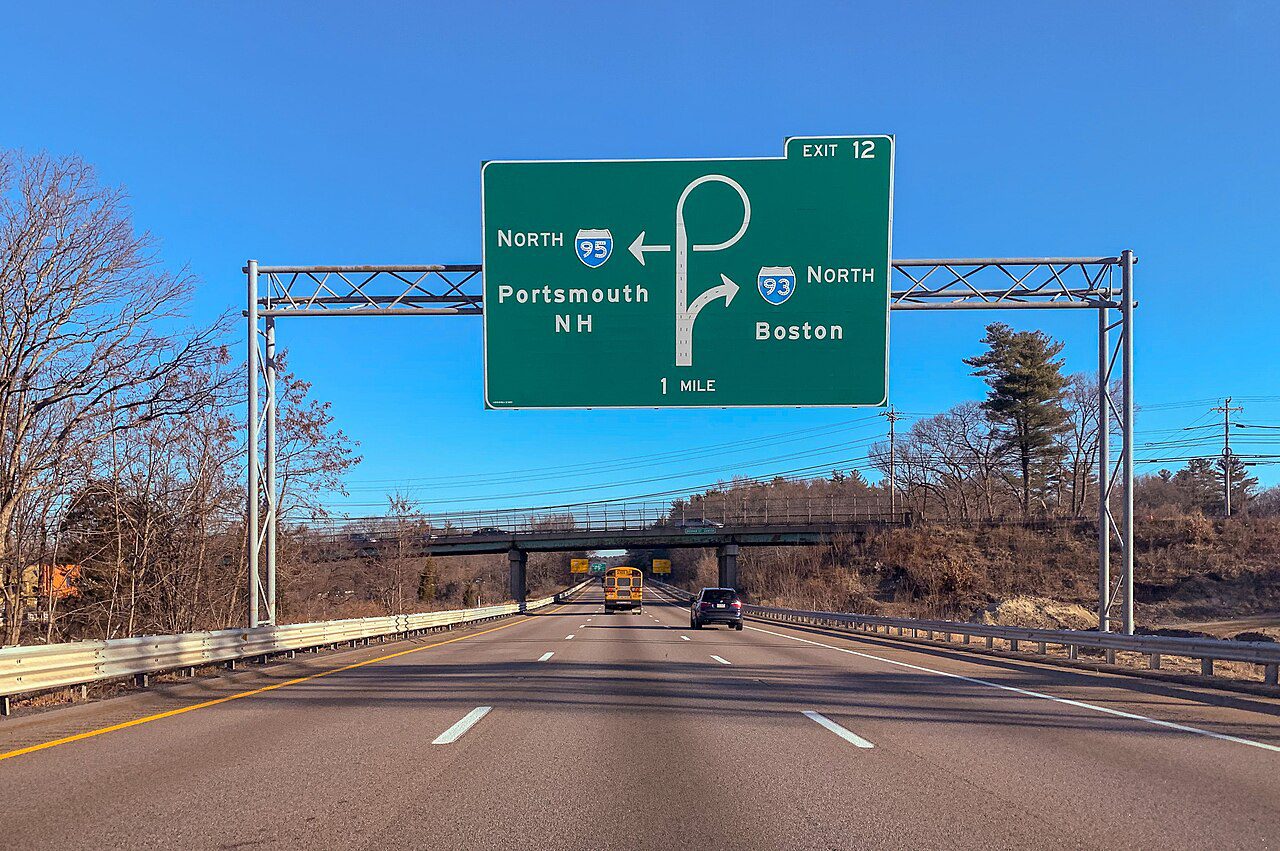 Tráfico en la Interestatal 93 al separarse de la I-95 en Massachusetts, rumbo a Boston, donde se usan placas temporales