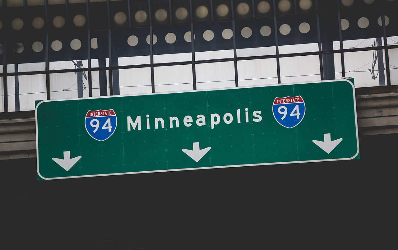 Letreros de la Interestatal 94 en Minneapolis, Minnesota, corredor donde circulan carros con placas temporales