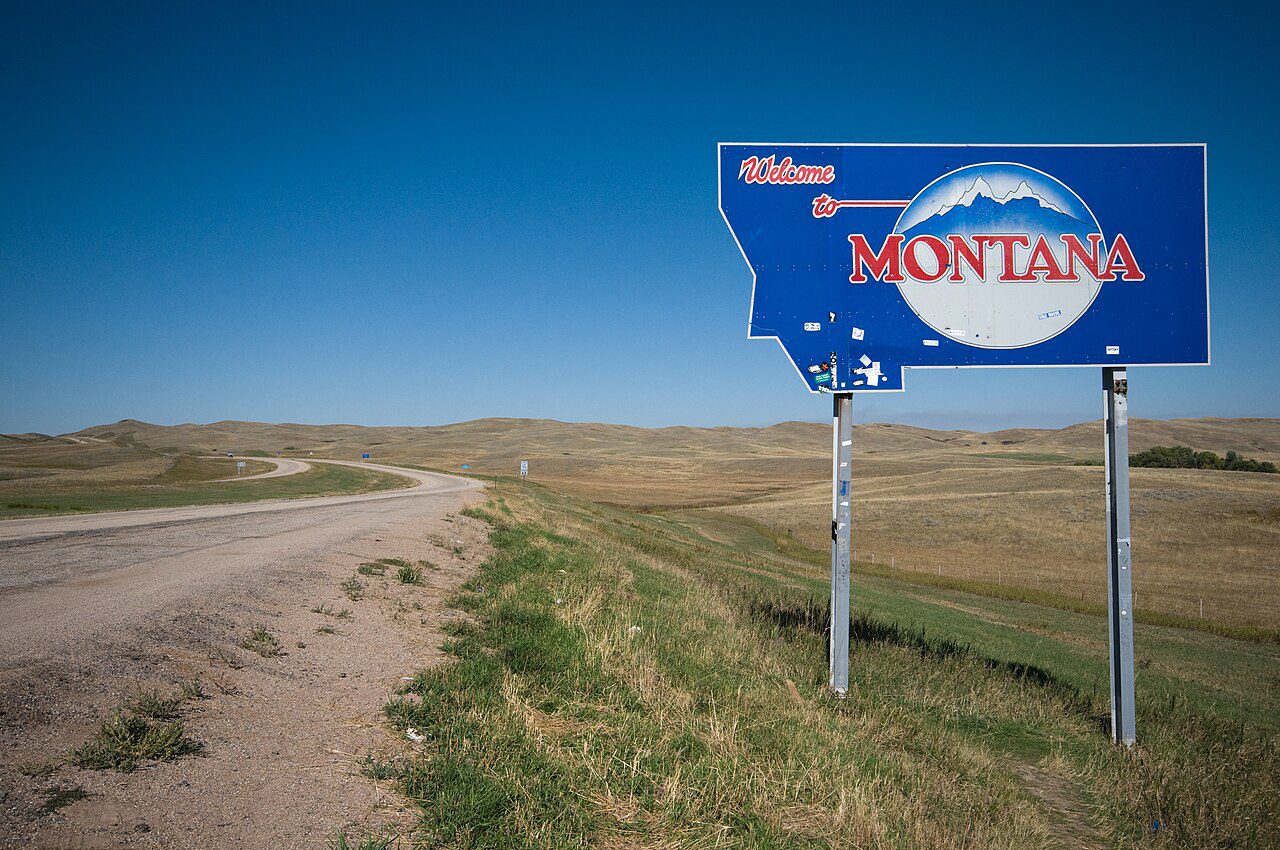 Letrero Welcome to Montana en la frontera estatal, estado donde tramitamos placas temporales