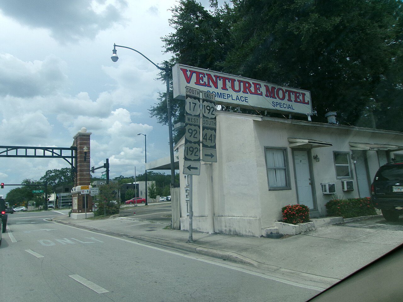 Main Street en Kissimmee, Florida, rumbo a Orlando, donde circulan carros con placas temporales