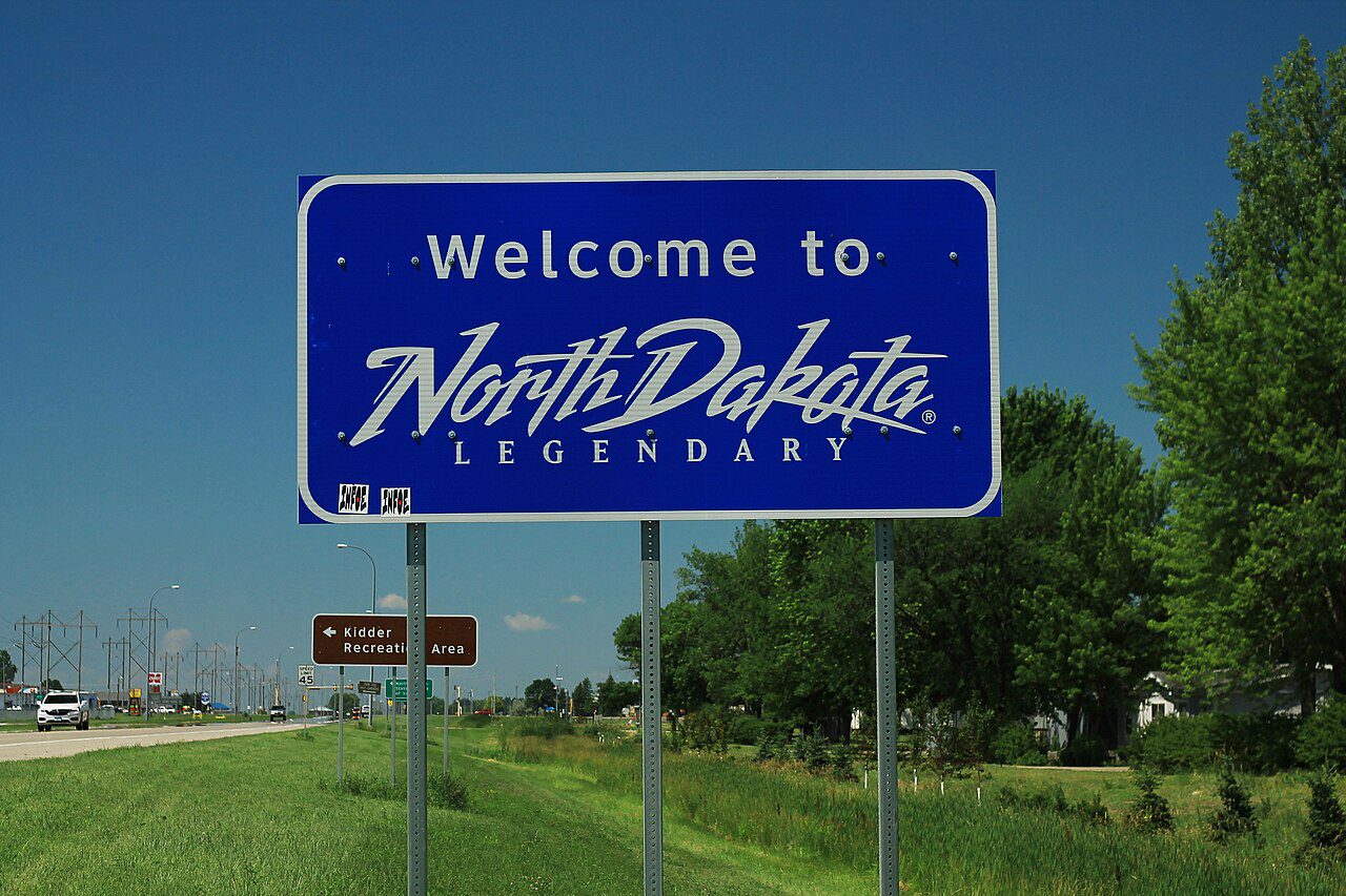 Letrero Welcome to North Dakota en la ND-210, entrada al estado donde sacamos placas temporales