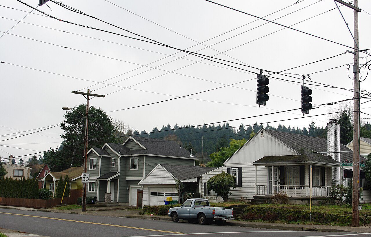Intersección de NE Prescott y 82nd Avenue con vehículos en Portland, Oregón