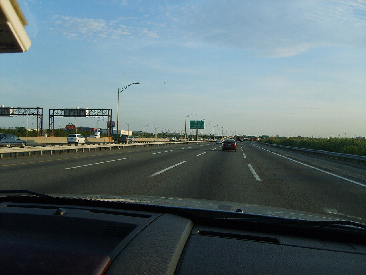 Tráfico en el New Jersey Turnpike cerca del aeropuerto de Newark, zona donde gestionamos placas temporales