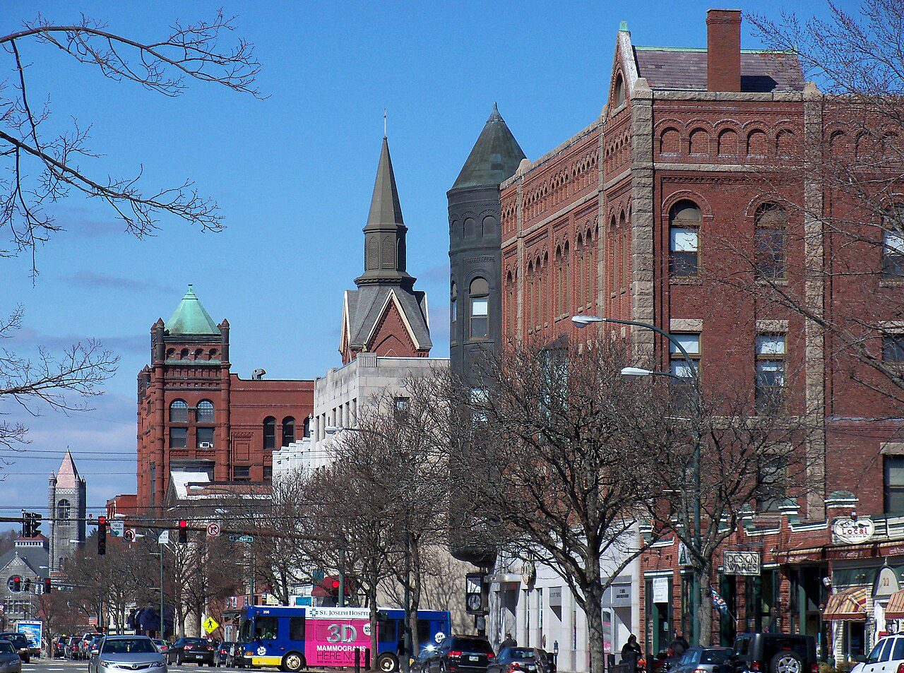 Main Street en Nashua, New Hampshire, con comercios y tráfico