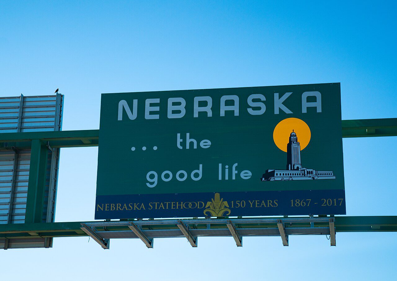 Letrero Nebraska The Good Life en la frontera estatal, estado donde tramitamos placas temporales