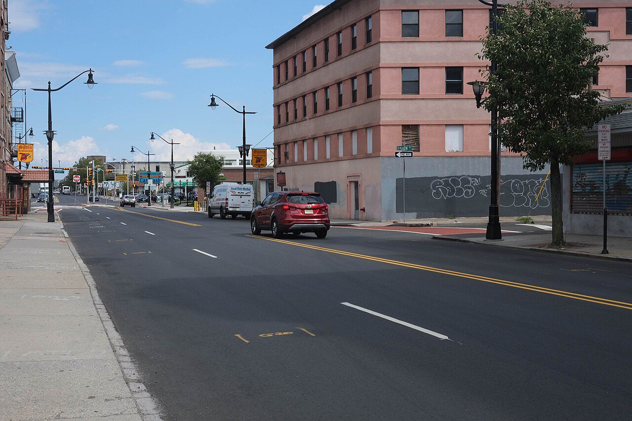Calle del Ironbound de Newark, New Jersey, barrio trabajador donde ayudamos a sacar placas temporales