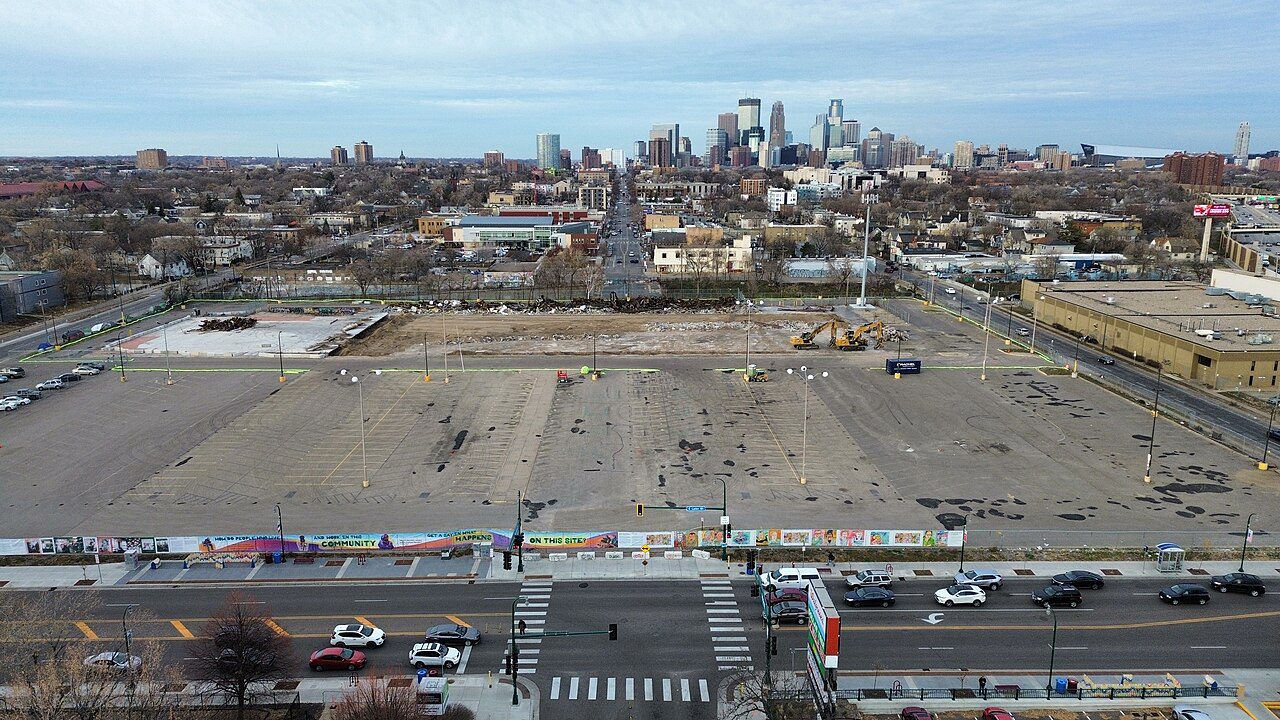 Cruce de Lake Street y Nicollet Avenue en Minneapolis, Minnesota, zona del corredor hispano — placas temporales cerca de ti