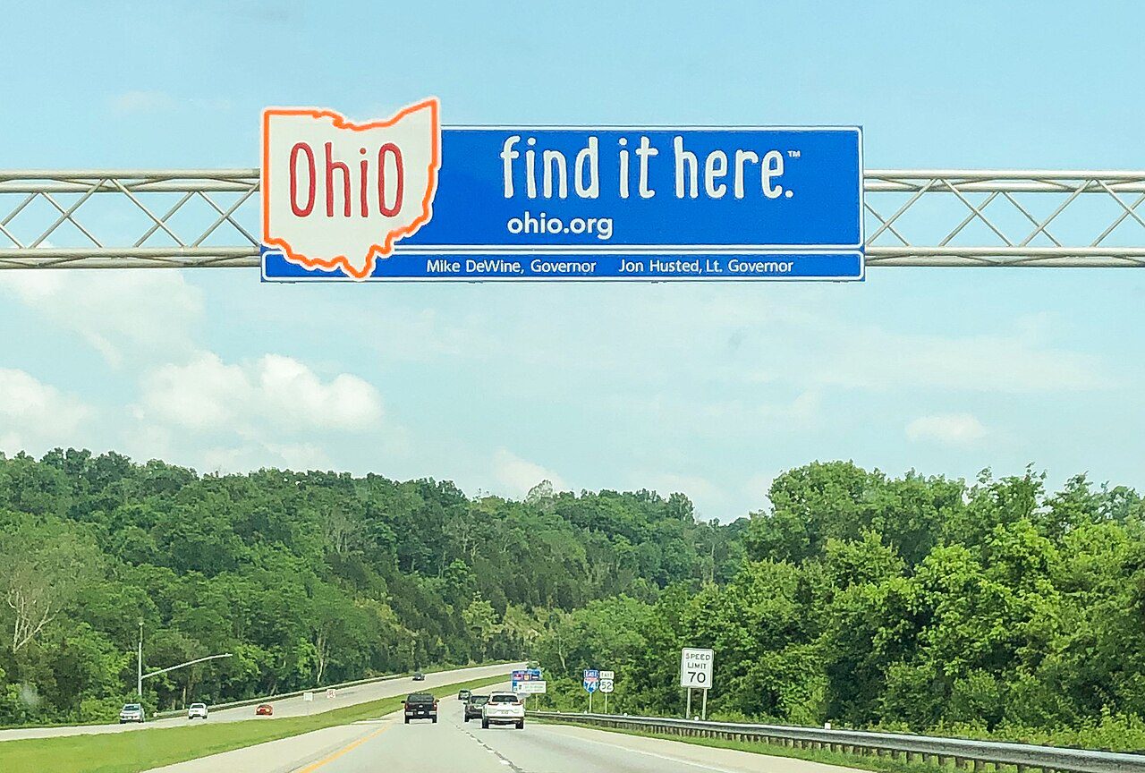 Letrero de bienvenida a Ohio en la frontera estatal, estado donde gestionamos placas temporales