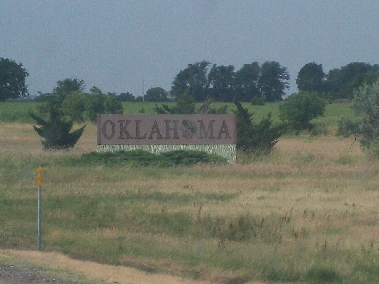 Letrero de Oklahoma en la Interestatal 35, corredor OKC donde circulan carros con placas temporales