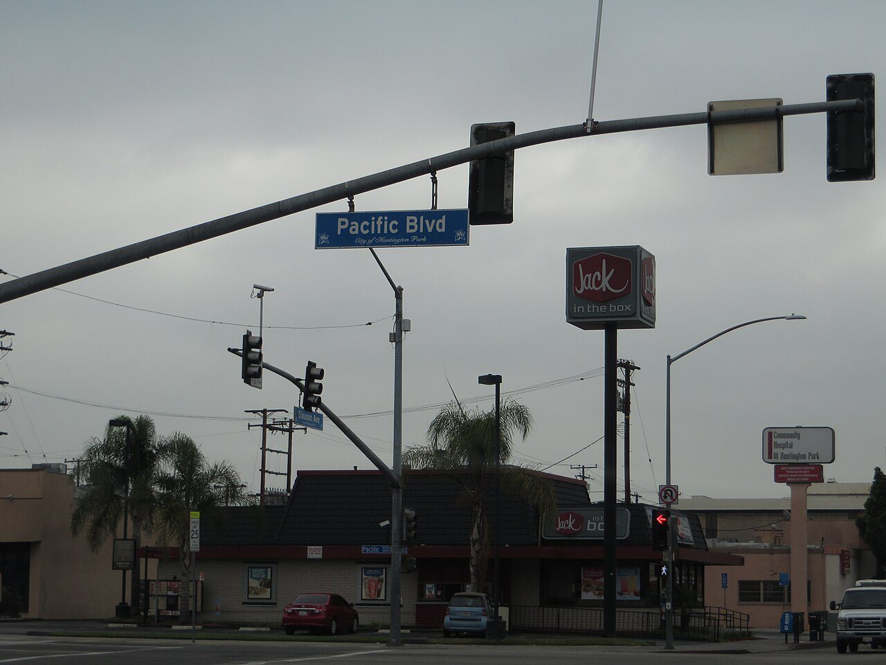 Pacific Boulevard en Huntington Park, California, corazón comercial hispano de Los Angeles — placas temporales cerca de mí
