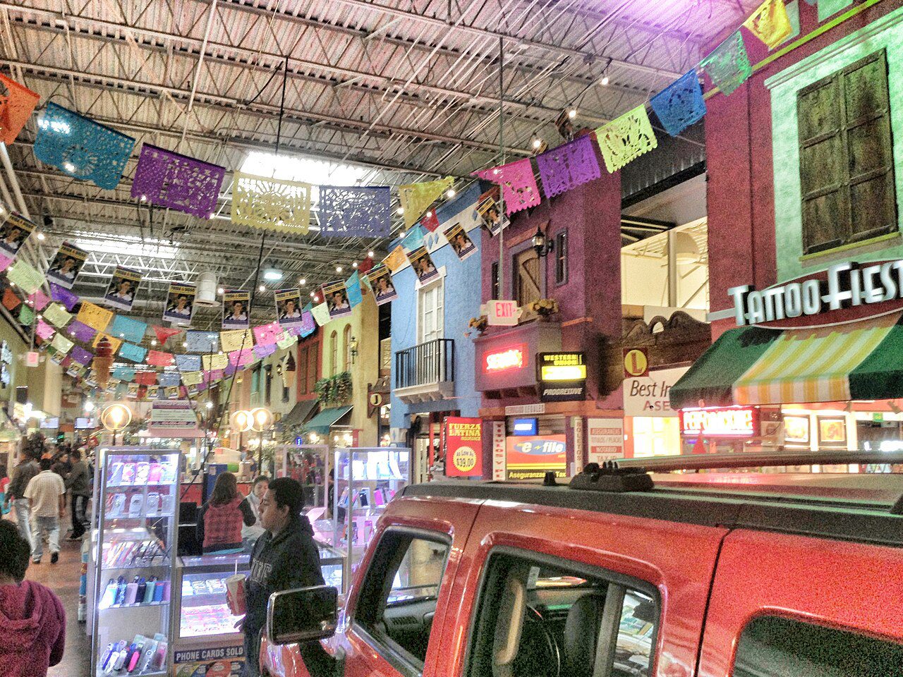 Plaza Fiesta en Atlanta, Georgia, centro comercial de la comunidad hispana donde gestionamos placas temporales