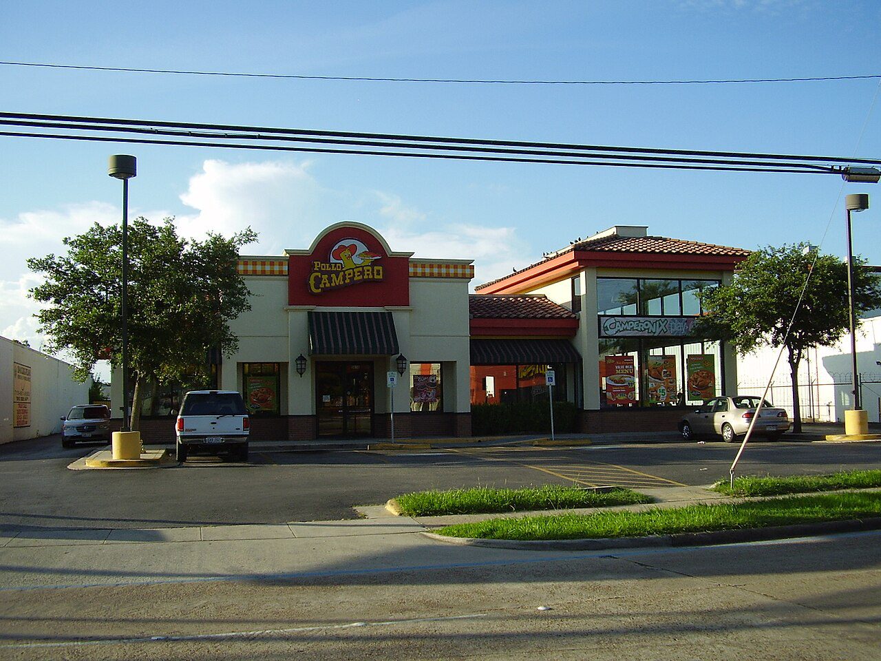 Zona comercial hispana de Gulfton en Houston, Texas, donde ayudamos a sacar placas temporales cerca de ti
