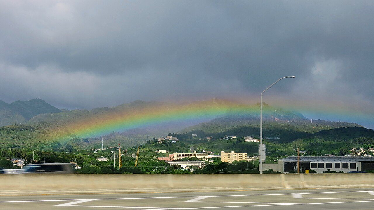 Tráfico en la autopista H-1 Queen Liliuokalani de Honolulu, Hawaii, donde circulan carros con placas temporales