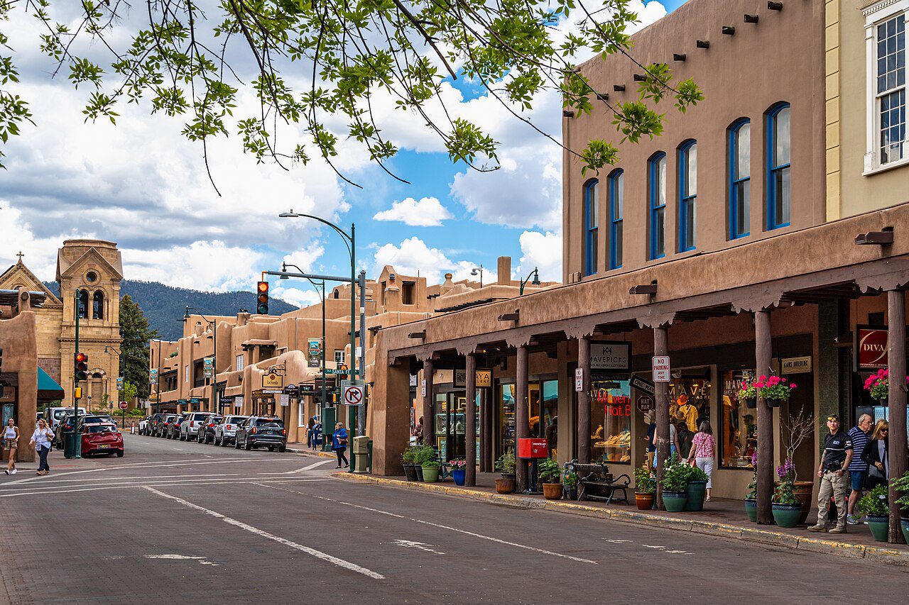 Calle East San Francisco con vehículos en Santa Fe, Nuevo México