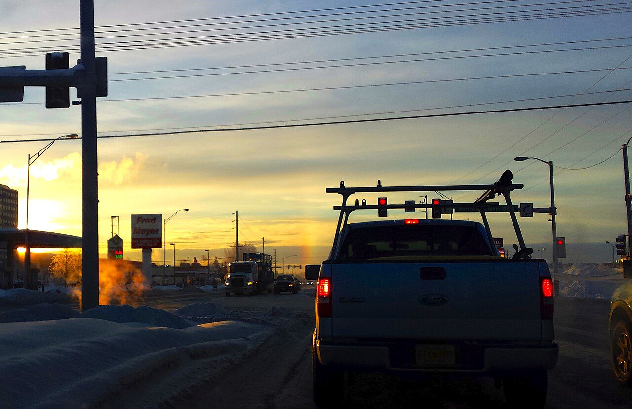 Vehículos en la Seward Highway en Anchorage, Alaska, ciudad donde se usan placas temporales del estado