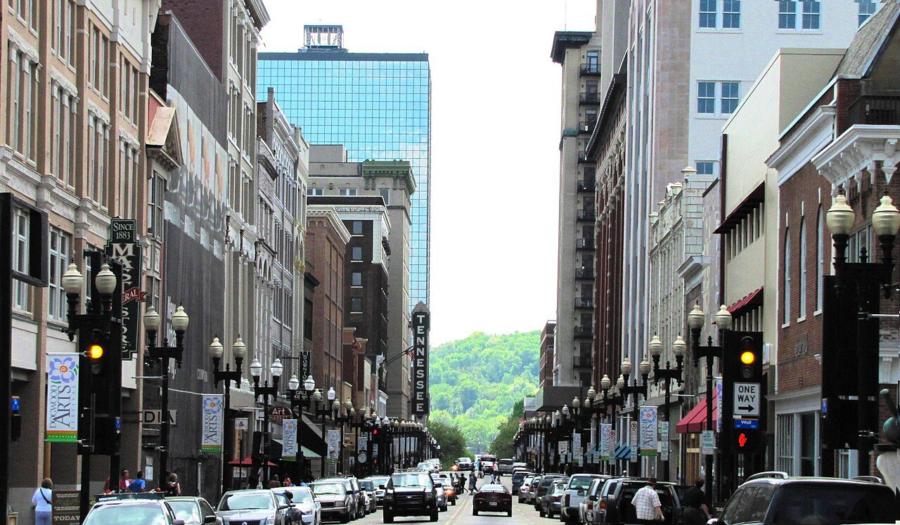 Gay Street en el downtown de Knoxville, Tennessee, con comercios y tráfico