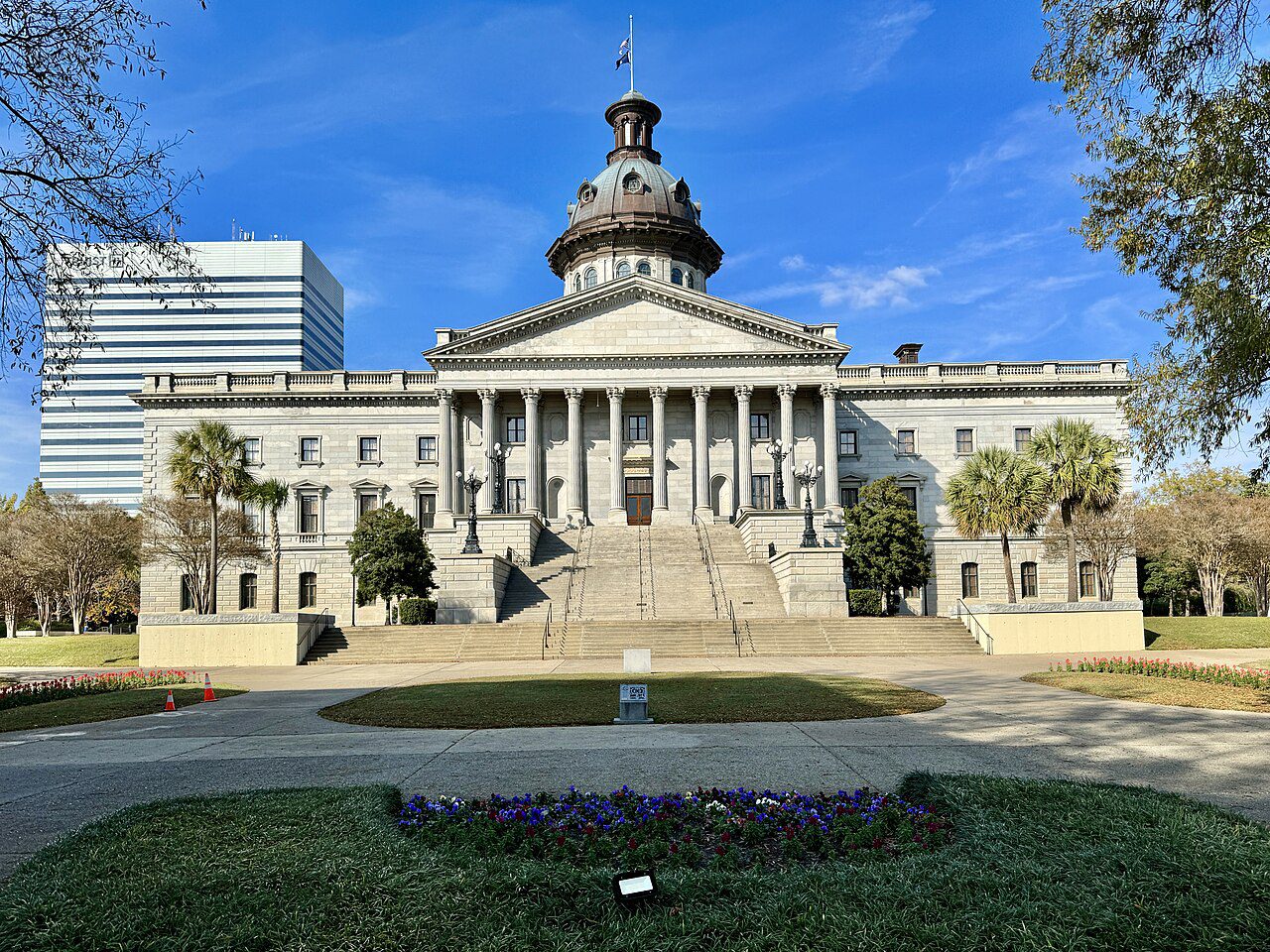 El State House de South Carolina desde Gervais Street en Columbia, sede del SCDMV estatal — placas temporales cerca de ti