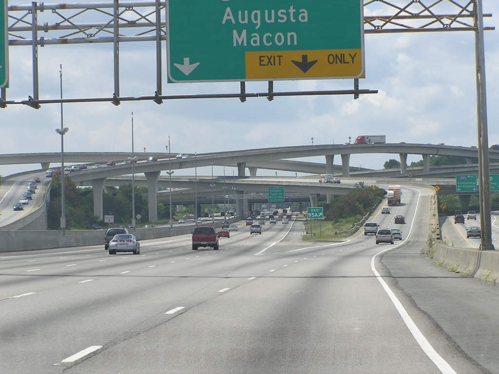 Tráfico en la Interestatal 85 en Spaghetti Junction, Atlanta, donde circulan vehículos con placas temporales de Georgia