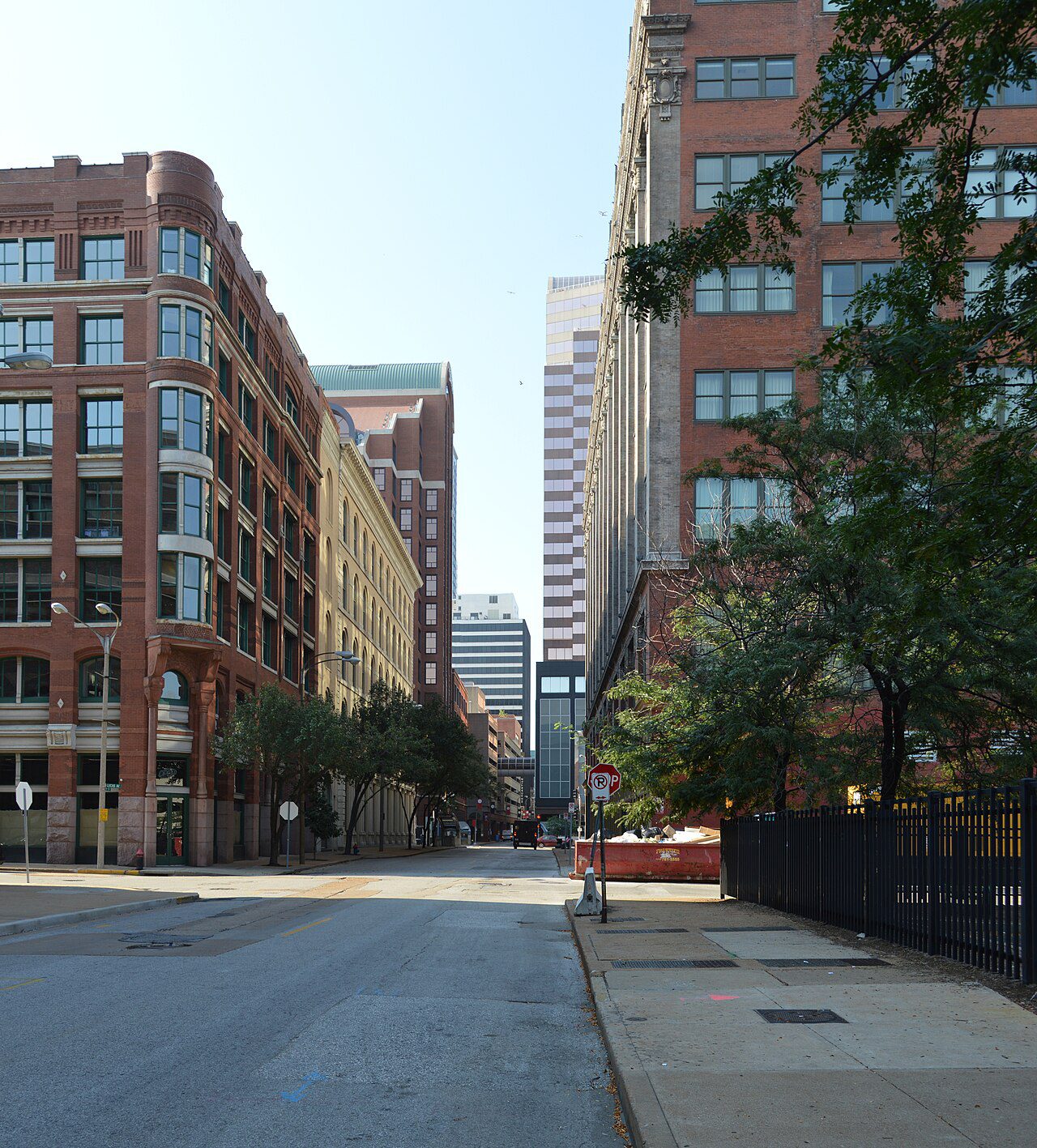 Sixth Street con vehículos en el centro de St. Louis, Missouri