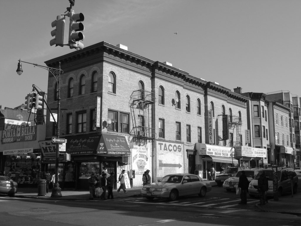 Esquina de la Fifth Avenue en Sunset Park, Brooklyn, corazón hispano donde gestionamos placas temporales