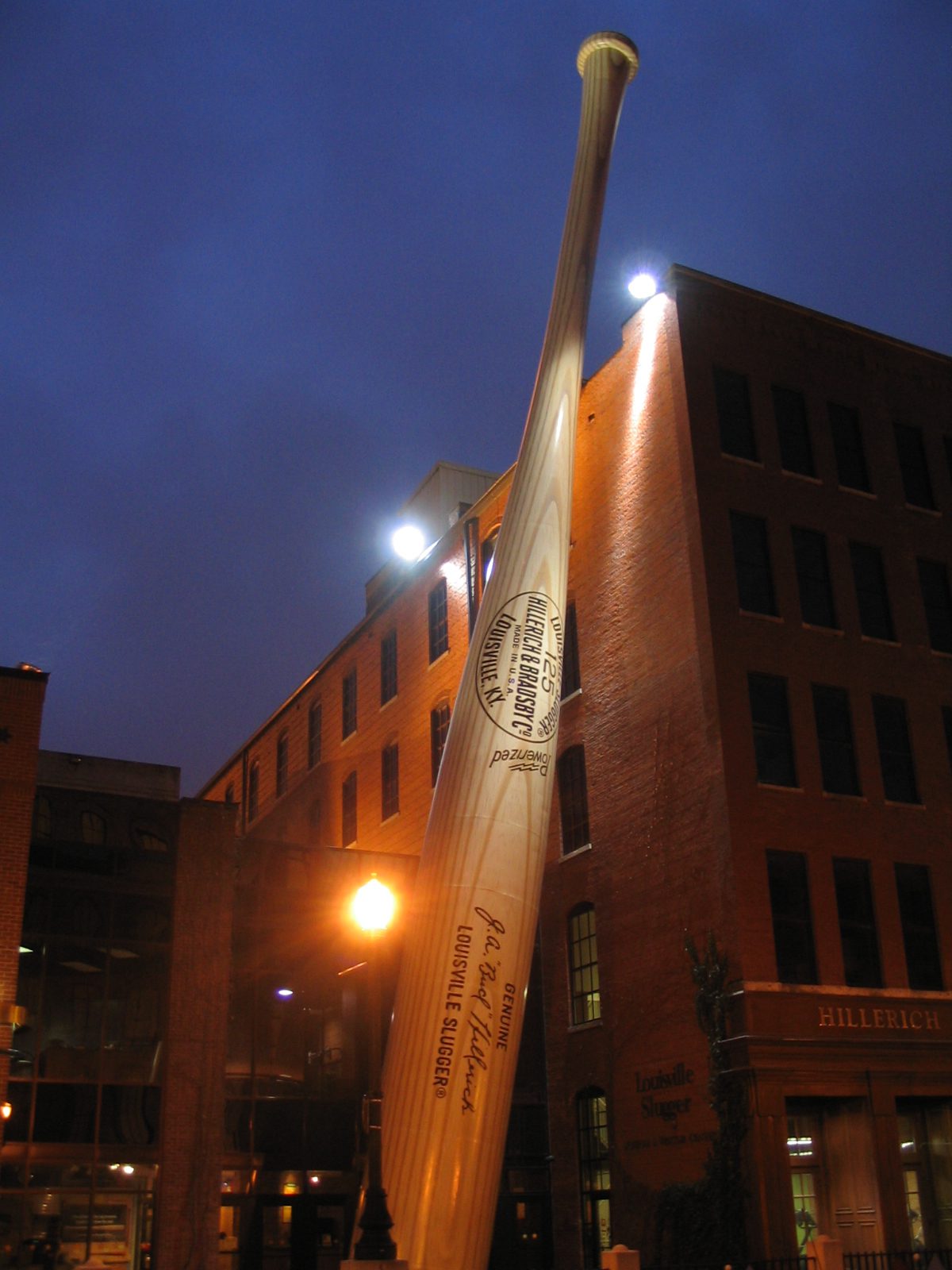 Main Street de Louisville, Kentucky, con el bate gigante del Museum Row — placas temporales cerca de ti