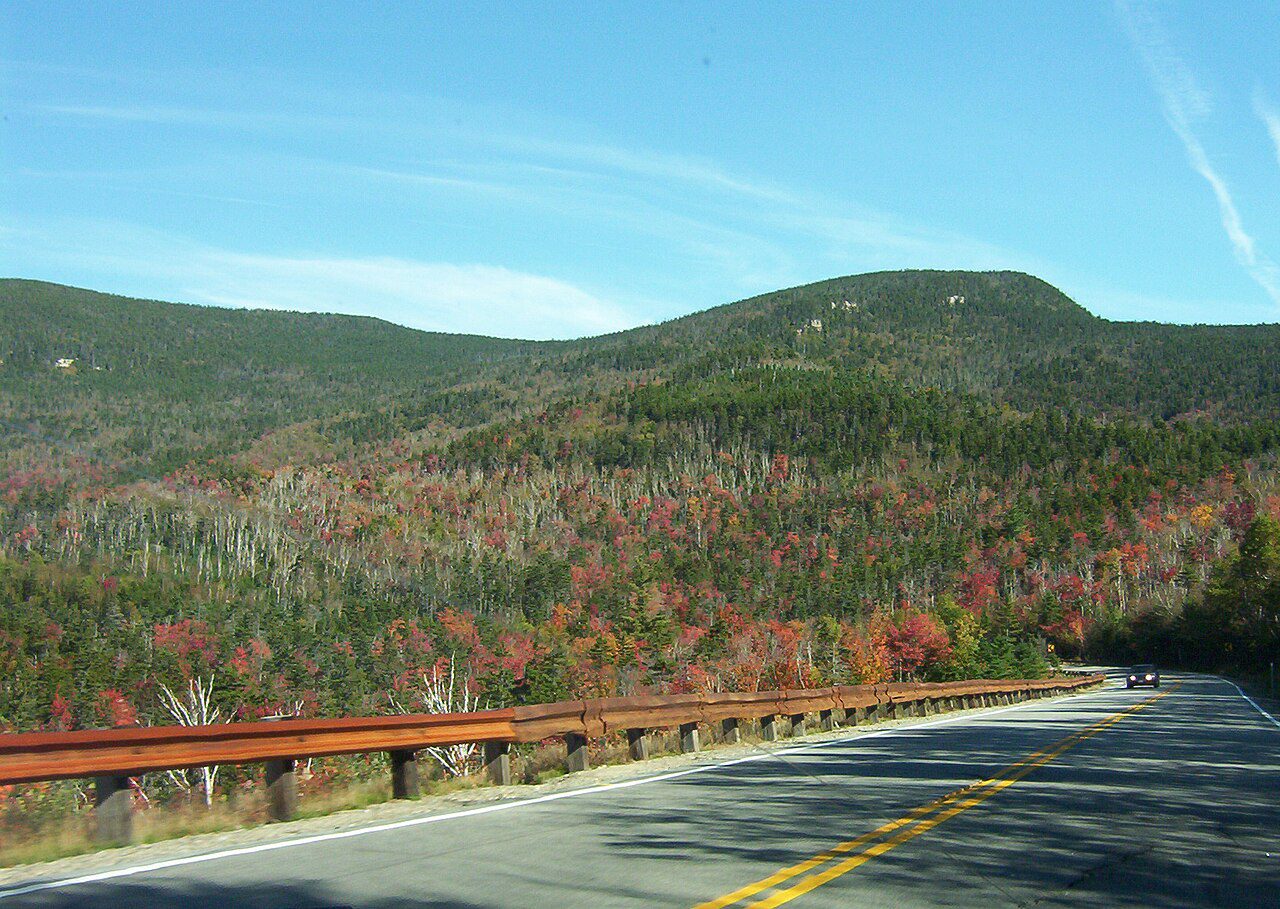 La carretera Kancamagus (Ruta 112) de New Hampshire, estado donde tramitamos placas temporales