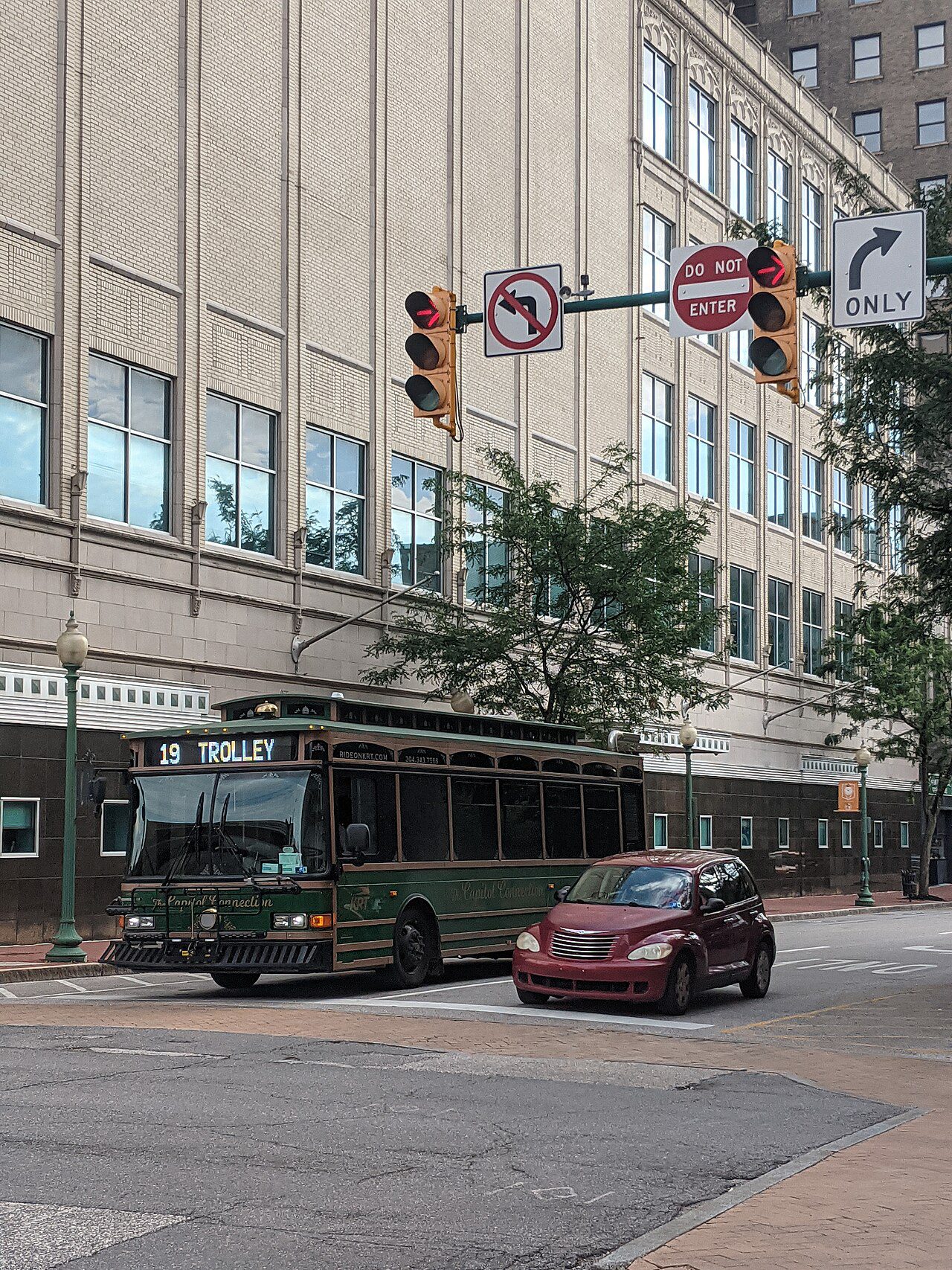 Capitol Street en el centro de Charleston, West Virginia — placas temporales cerca de ti