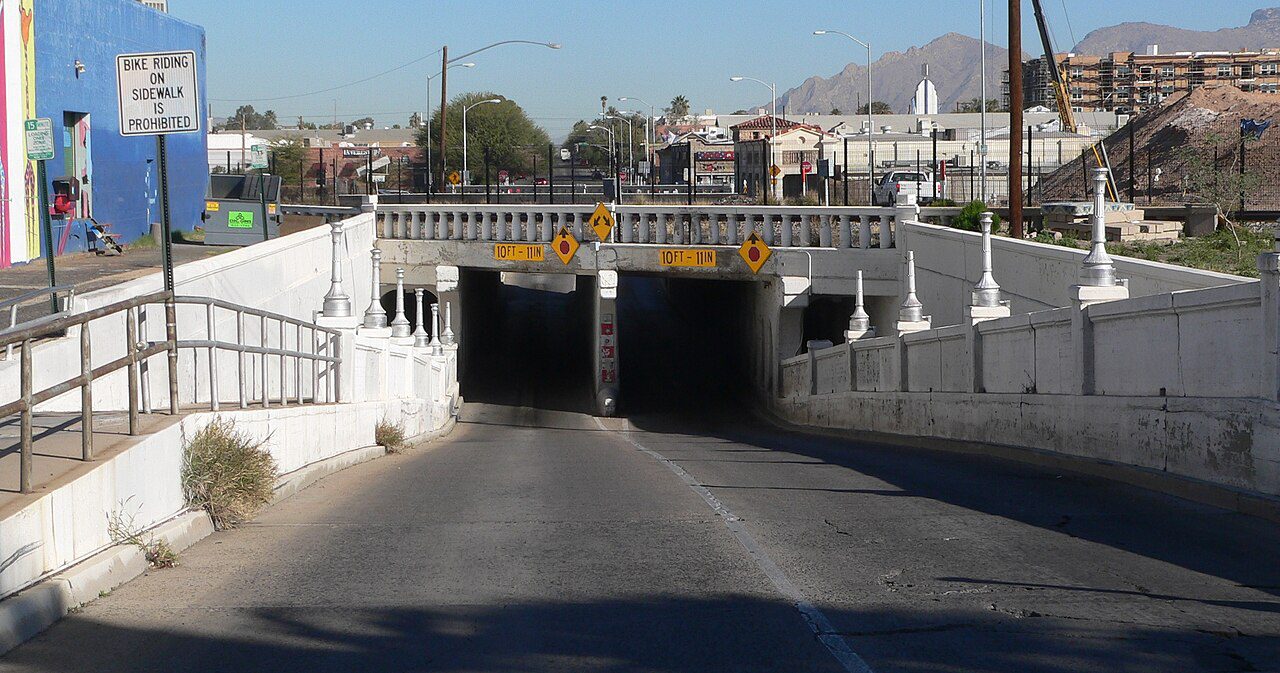 Paso a desnivel de la 6th Avenue con vehículos en Tucson, Arizona