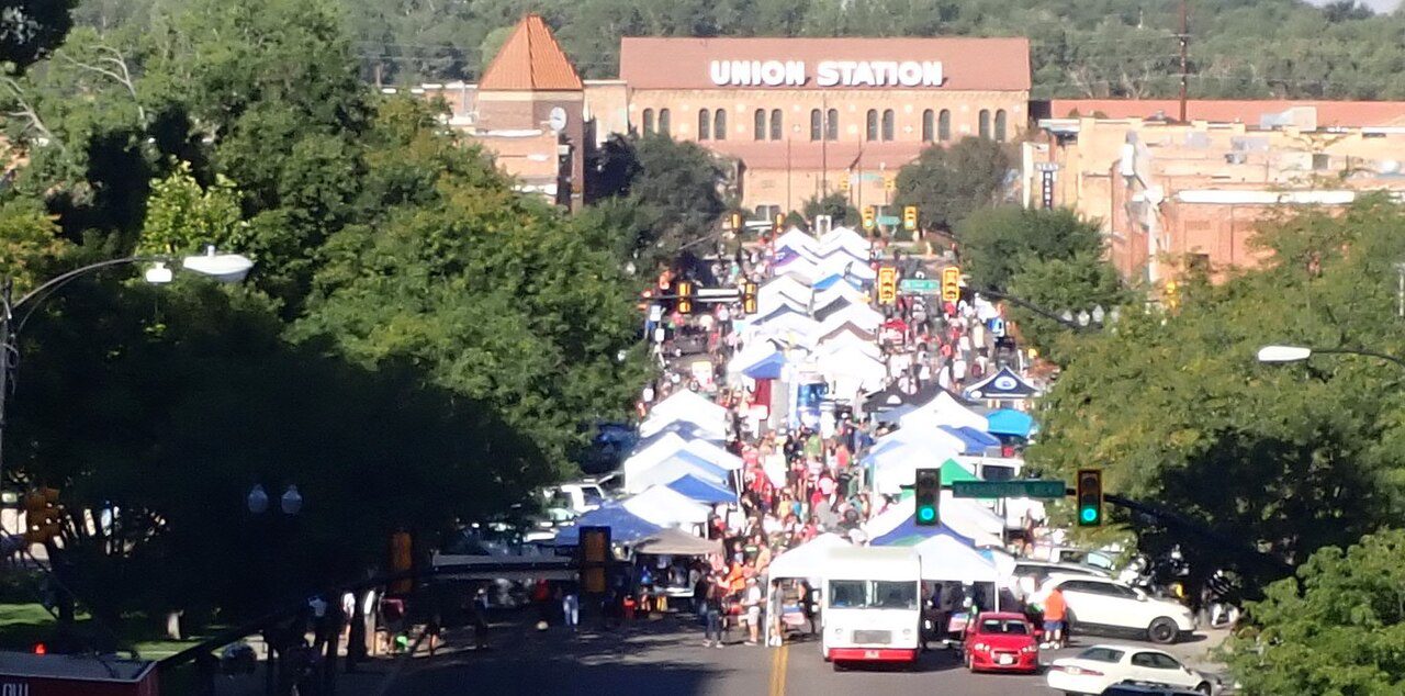 Historic 25th Street en Ogden, Utah, con mercado y comercios