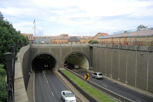 Vehículos entrando al túnel Wallace por la Interstate 10 en Mobile, Alabama