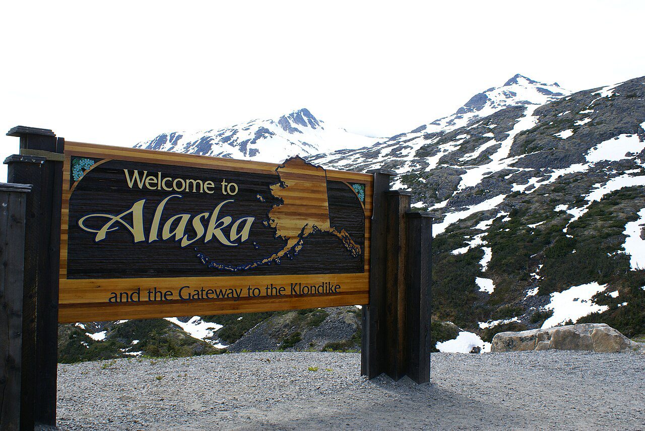 Letrero Welcome to Alaska en la Yukon Highway, entrada al estado donde tramitamos placas temporales