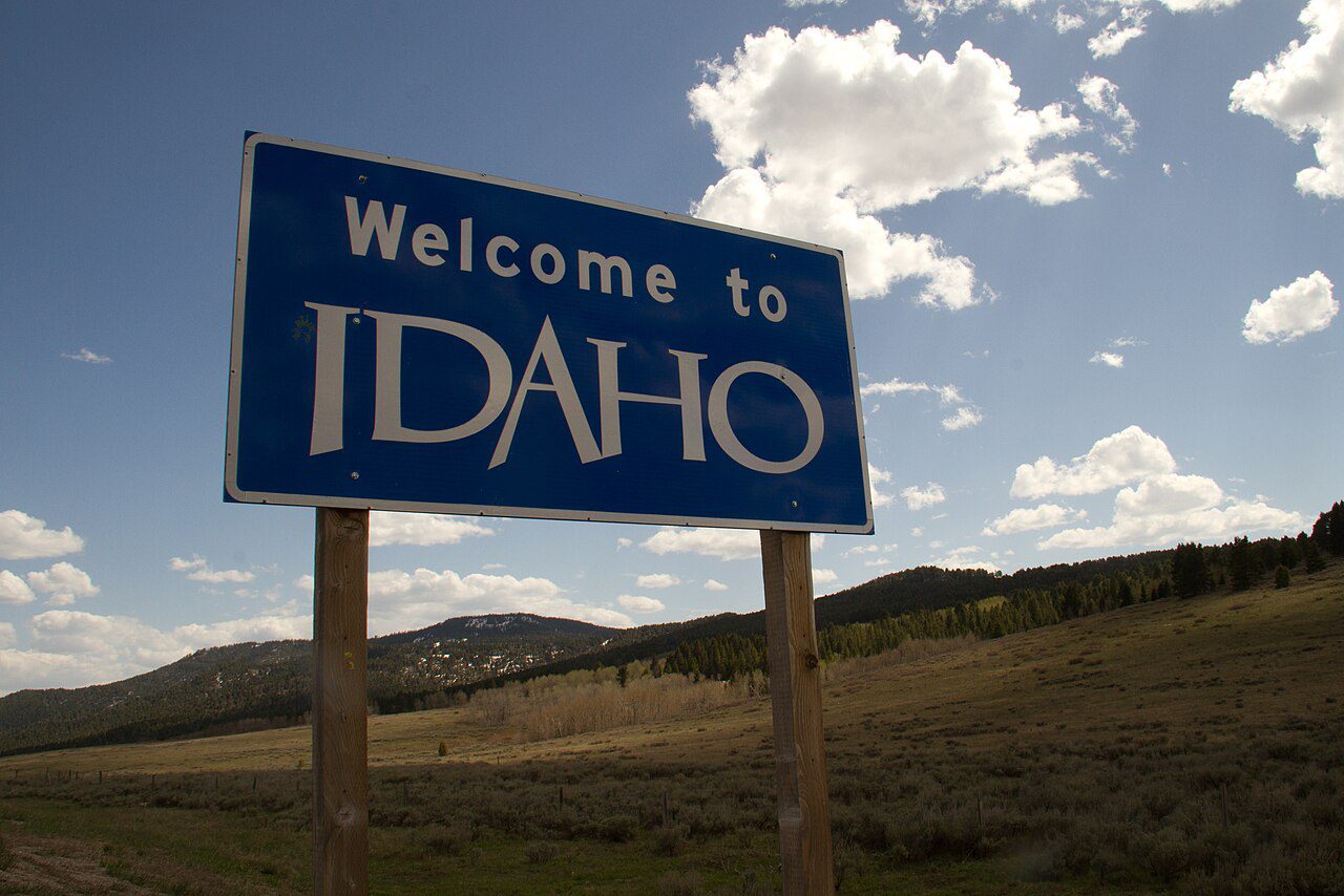 Letrero Welcome to Idaho en la carretera, entrada al estado donde gestionamos placas temporales