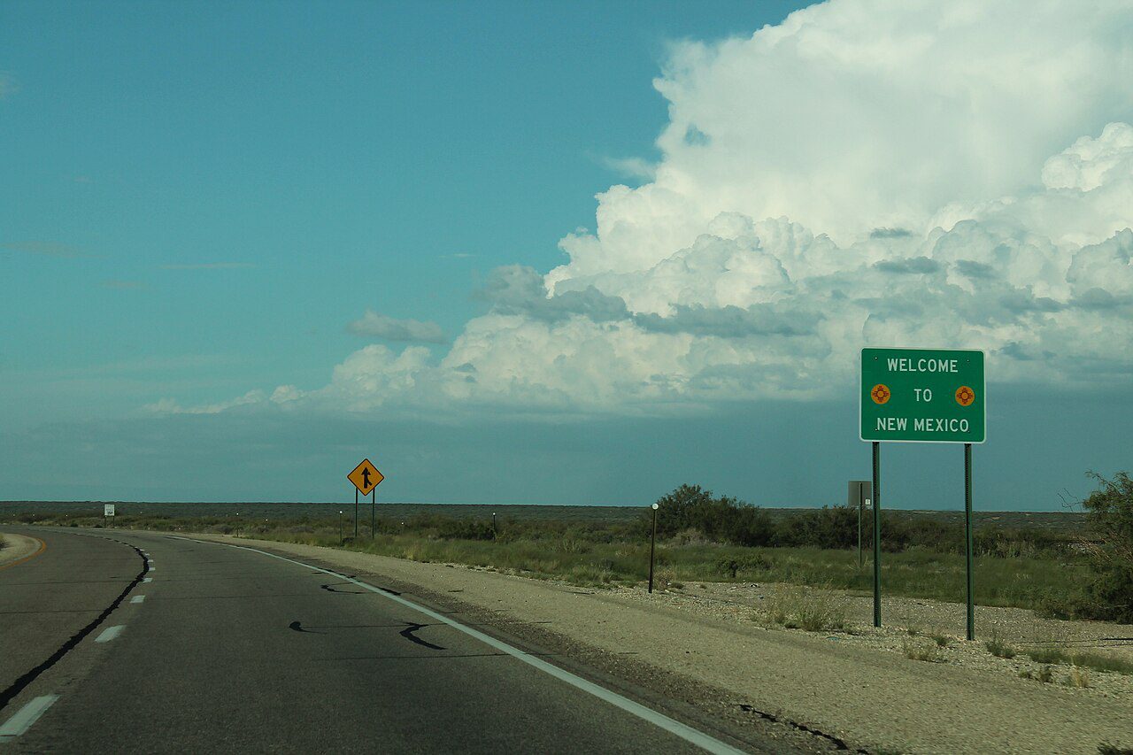 Letrero Welcome to New Mexico Land of Enchantment, entrada al estado donde gestionamos placas temporales