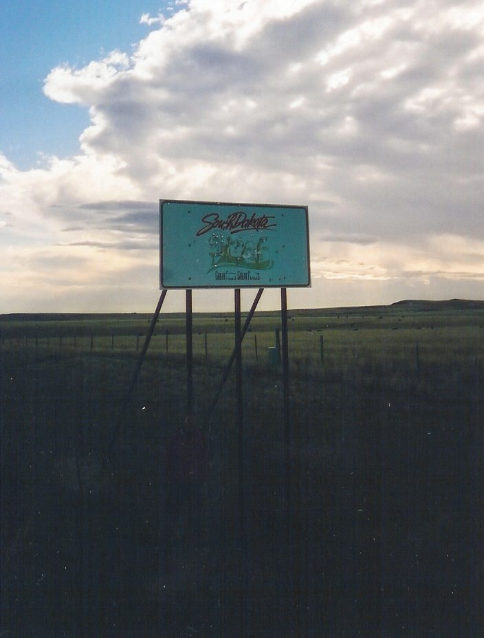 Letrero Welcome to South Dakota en la US-18, entrada al estado donde gestionamos placas temporales