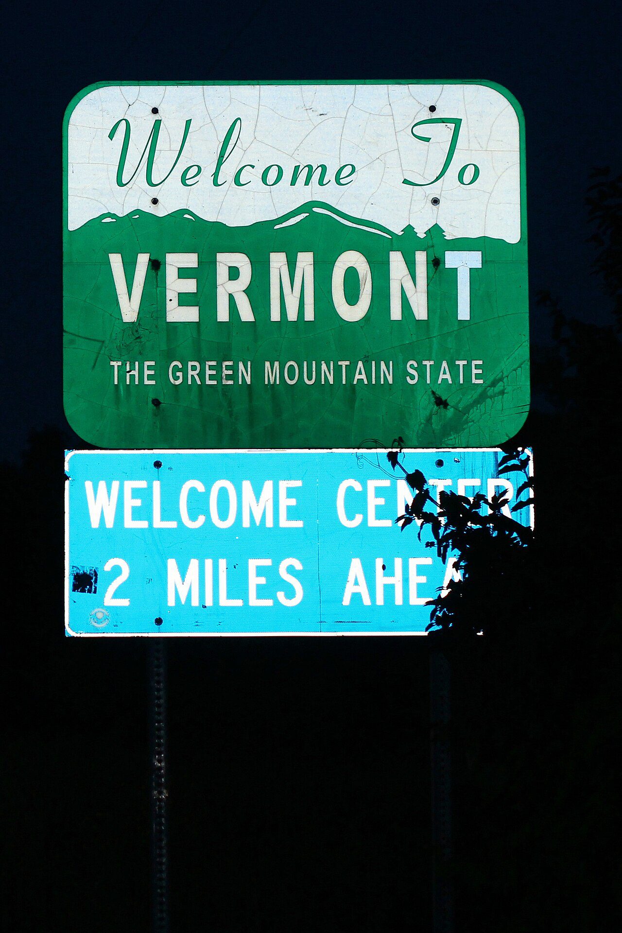 Letrero Welcome to Vermont en la frontera estatal, estado donde tramitamos placas temporales